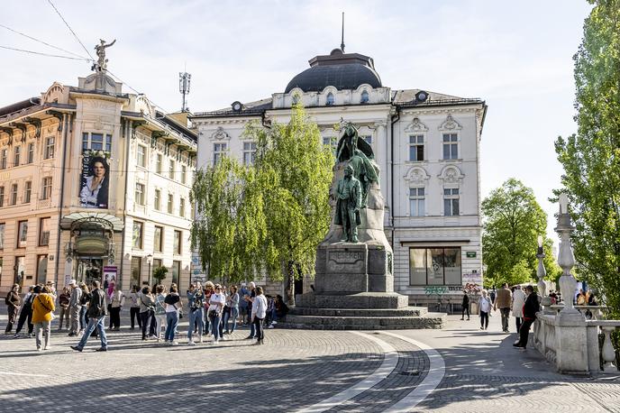 Ljubljana in gore | V primerjavi z lanskim majem se je število turističnih prenočitev v vseh vrstah turističnih občin povečalo. Najvišjo rast je bilo opaziti v občini Ljubljana, namreč 27-odstotno, kjer so dve tretjini prenočitev našteli v hotelih in podobnih nastanitvenih obratih. | Foto Ana Kovač