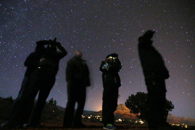 Opazovalec nočnega neba na severni Zemljini polobli lahko ob jasnem vremenu opazuje okrog tri tisoč zvezd. Toliko je galaksij v Hubblovi fotografiji mikroskopske regije vesolja, ki ni izstopala po ničemer, izpolniti je morala le nekaj kriterijev (v bližini ni smelo biti večjih virov svetlobe, na primer). Vsaka galaksija pa vsebuje na stotine milijard zvezd, okrog katerih (verjetno, ni pa nujno) krožijo planeti. Nekateri morda ponujajo tudi pogoje za razvoj (inteligentnih) življenjskih oblik. | Foto: Reuters