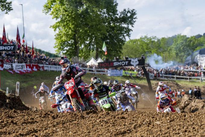 Tim Gajser se je v drugi vožnji izognil množičnemu padcu, ki se je po štartu zgodil za njim. | Foto: Honda Racing/ShotbyBavo