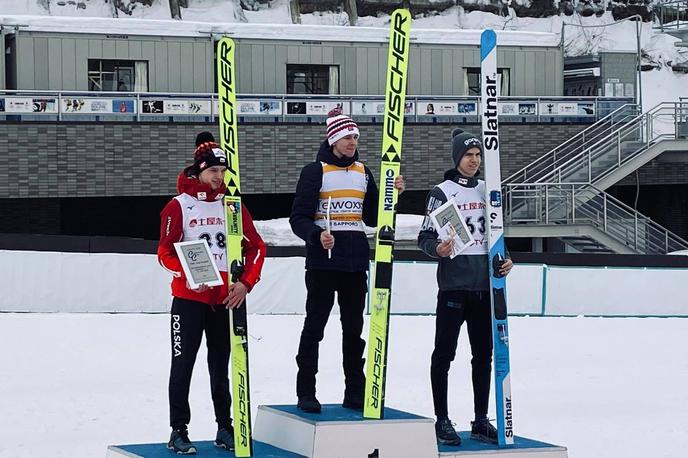 Žak Mogel Sapporo, celinski pokal | Žak Mogel je na tekmi celinskega pokala v Saporu skočil na zmagovalni oder. 21-letnik ostaja na Japonskem, prihodnji teden bo tam skakal v svetovnem pokalu. | Foto Smučarska zveza Slovenije