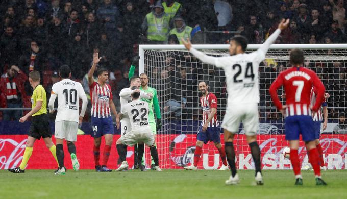 V prvem polčasu je Jana Oblaka premagal nekdanji soigralec Kevin Gameiro. | Foto: Reuters