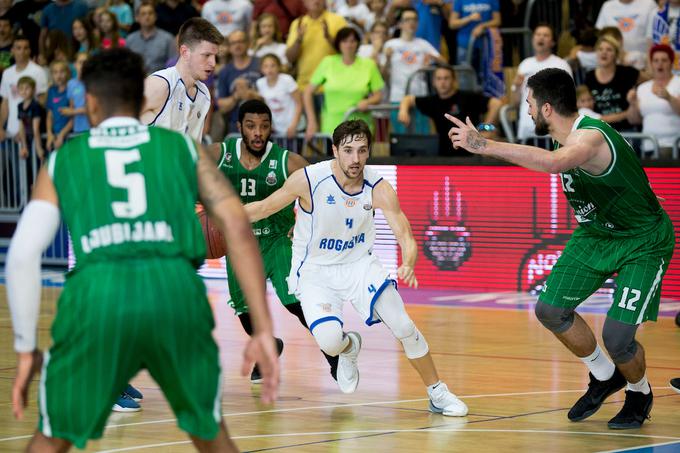 Tadej Ferme je bil v finalu zelo razpoložen, a bil eden redkih Slovencev, saj so tujci diktirali tempo. Pri Olimpiji Devin Oliver, Brandon Jefferson in Nikola Janković. | Foto: Urban Urbanc/Sportida