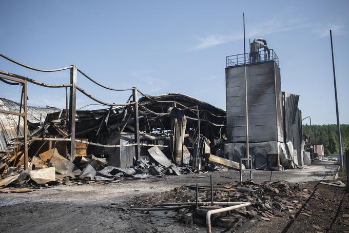 Požar v podjetju Fragmat, Podskrajnik pri Rakeku | Foto: STA ,