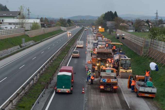 Na odseku avtoceste A1 med razcepom Zadobrova in Šentjakobom proti Mariboru bo v soboto, 28. aprila 2018, promet v dolžini približno 600 metrov urejen le po enem prometnem pasu. Fotografija je simbolična. | Foto: Klemen Korenjak