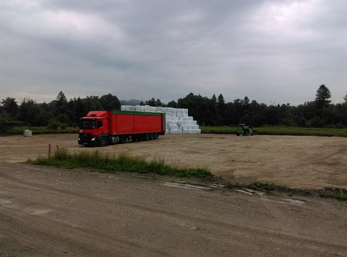 Če ne bo šlo drugače, bodo tovornjakom preprečili dovoz, pravi župan Toni Dragar. Dovozna pot namreč ni primerna za težke tovornjake, vodi po ozkih ulicah skozi vasi in čez most, ki takšne obremenitve ne bo zdržal. | Foto: Civilna iniciativa