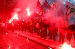 Protestniki zažgali del lokala, kamor zahaja Macron #video