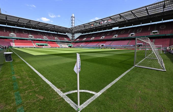 Rheinenergiestadion sprejme skoraj 50.000 navijačev. | Foto: Reuters