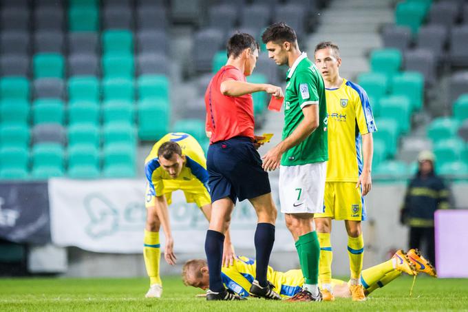 V tretjem krogu so nastopile prve težave za Olimpijo. Nekateri navijači so pomislili, da se bo ponovil scenarij iz prejšnjih sezon, ko so hitro izgubili stik z vrhom, a so se takšna razmišljanja pokazala za prenagljena. Domžale so osvojile Stožice, zmaji pa končali dvoboj le z devetimi igralci. Matic Fink in Rok Kronaveter sta prejela rdeči karton, na tribune je moral tudi jezen strateg Pušnik. | Foto: 