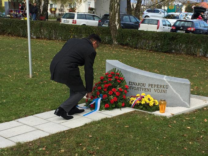 Marjan Šarec pri spomeniku Edvarda Peperka | Foto: Maša Belak