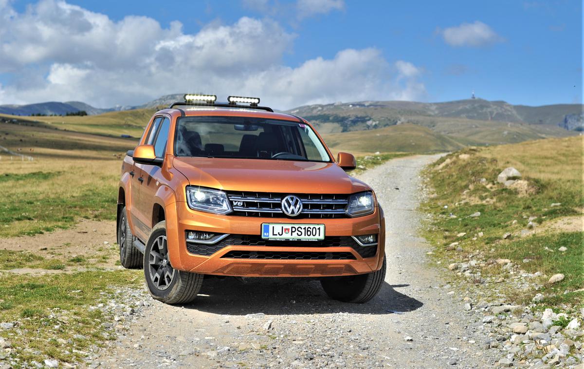 volkswagen amarok | Letos smo na skoraj pet tisoč kilometrov dolgi poti preverili, kako dober in vsestransko uporaben potovalni avtomobil je lahko poltovornjak. Prednosti ima v robustnosti, višjem in udobnem položaju sedenja, toda brez ustrezne nadgradnje kesona (če bi bila v vozilu več kot dva potnika) na pot ni smiselno iti.  | Foto Gregor Pavšič