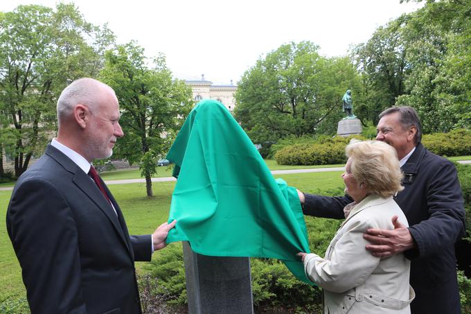 Spomenik Bučarju stoji na Trgu narodnih herojev v parku ob zgradbi državnega zbora v Ljubljani. | Foto: STA ,