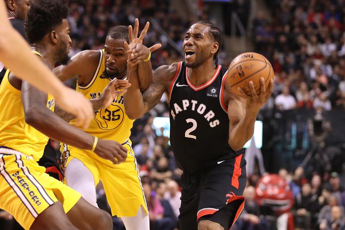 Kevin Durant Kawhi Leonard | Kawhi Leonard je na dvoboju med Torontom in Golden Statom dosegel 37, Kevin Durant pri gostih pa kar 51 točk. | Foto Reuters