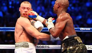 Pogumnemu McGregorju zmanjkalo moči, Mayweather do 50. zmage