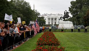 Zborovanje rasistov v Washingtonu zasenčili protestniki