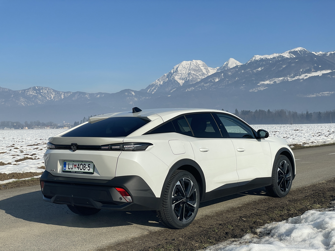 Peugeot 408 je občutno daljši tako od modelov 308 kot tudi 3008. 
 | Foto: Gregor Pavšič