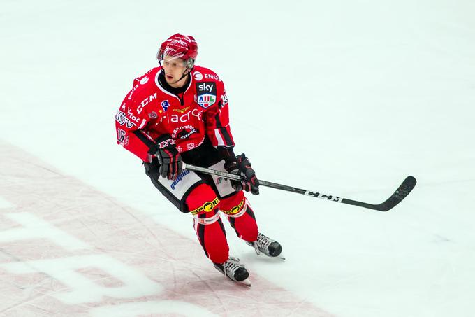 Miha Brus je v boju za tretje mesto Jeseničane ob koncu prve tretjine popeljal v vodstvo, a je bil en zadetek železarjev ob koncu premalo za zmago. Po podaljšku so izgubili z 1:2. | Foto: Drago Cvetanovič