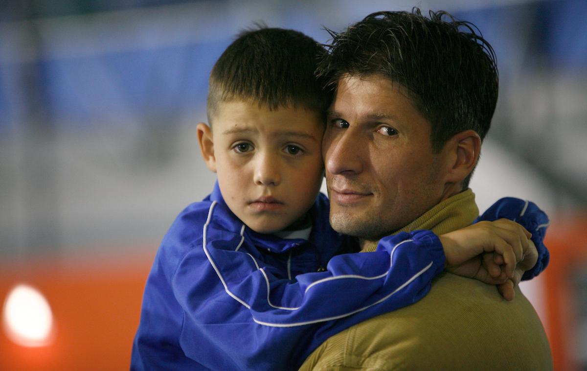 Simon Sešlar Svit Sešlar | Tako sta pred skoraj natanko 15 leti na rokometni tekmi med Celjem PL in Magdeburgom v dvorani Zlatorog, pisal se je 20. oktober 2007, pozirala oče Simon Sešlar in sin Svit Sešlar. Takrat je Simon igral zadnjo prvoligaško sezono v dresu Celja in se počasi spogledoval s koncem kariere, Svit, bodoči up ljubljanske Olimpije in slovenskega nogometa, pa je štel komaj pet pomladi. | Foto Vid Ponikvar