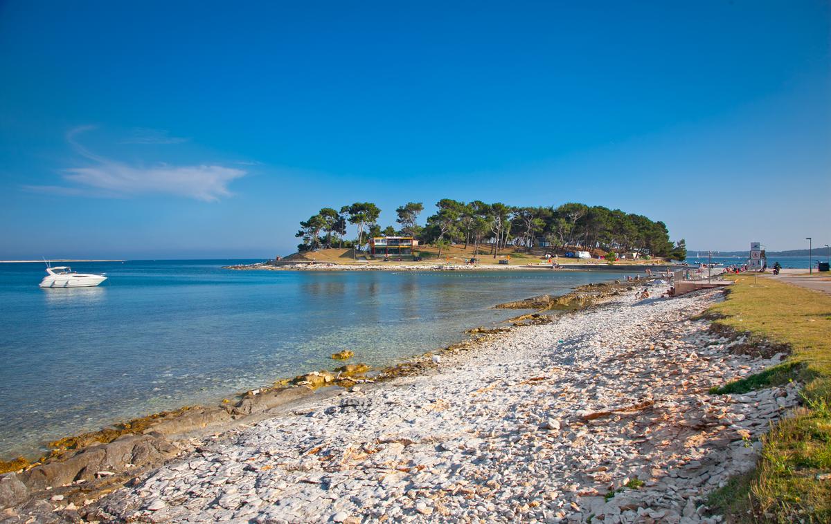 Medulin, plaža, hrvaška, Istra | Pojem javne plaže zajema mestne plaže in plaže pred turističnimi nastanitvenimi objekti, pojem plaže za posebne namene pa se nanaša na določene dejavnosti, kot so na primer zdravstvena dejavnost, plaža za pse in podobno. | Foto Shutterstock