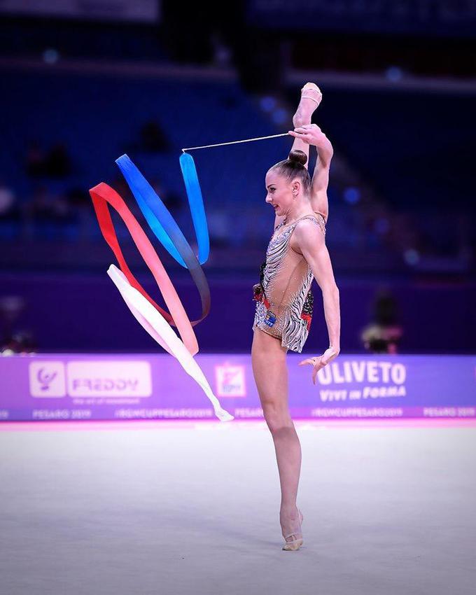 Z ritmično gimnastiko se ukvarja od 4. leta starosti, torej 20 let. Tudi njena mama je trenirala ritmiko, oče pa je bil judoist. Je tudi velik ljubitelj nogometa, po njegovi zaslugi v družini Vedenejevih vsi poznajo slovenskega nogometnega vratarja Samirja Handanovića. | Foto: osebni arhiv/Lana Kokl