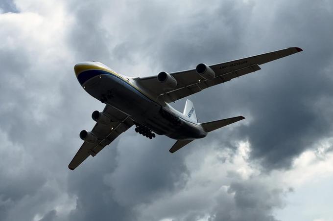 Pristanek antonova An-124 na Brniku. | Foto: Gregor Pavšič