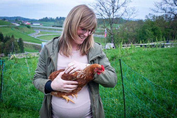 Klara z veseljem pove, kako prijazne so kokoši in kako lepo je sobivati z njimi.  | Foto: Gaja Hanuna