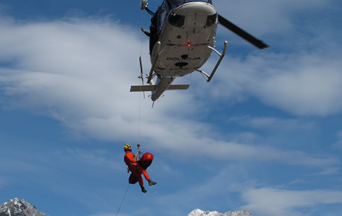 helikopter | Oba gornika je z gore odpeljal helikopter, so sporočili s kranjske policijske uprave. (Fotografija je simbolična) | Foto policija