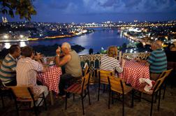 V priljubljenem turističnem mestu zaradi zastrupitve z alkoholom v zadnjih 24 urah umrlo 11 ljudi