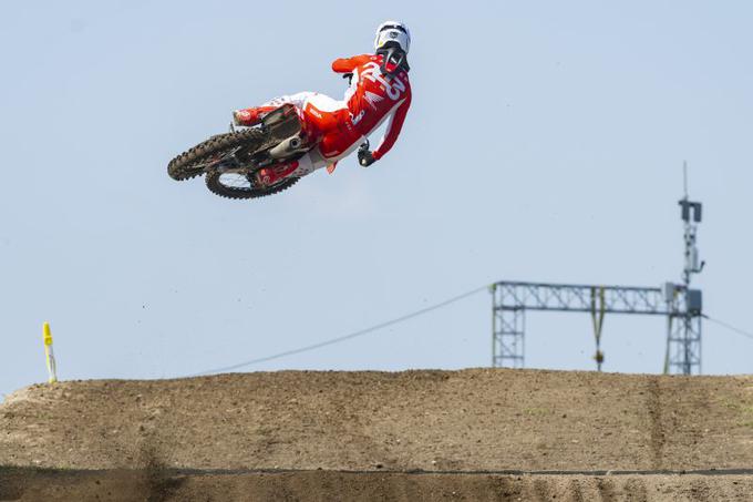 Tim Gajser na umetno narejeni progi na indonezijskem otoku Lombok. Zemljo so navozili na nekdanjo letališko stezo. | Foto: Honda Racing/ShotbyBavo