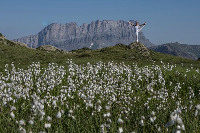 S kundalini jogo vzpostavlja ravnotežje med fizičnim telesom, umom in dušo. Vsako jutro ji nameni uro časa, tik preden prebudi otroka. | Foto: Pascal Tournaire