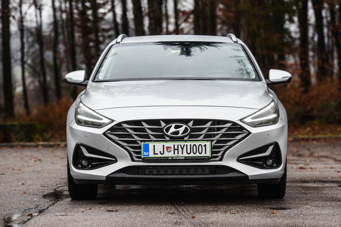 Hyundai i30 wagon | Široka maska, bolj kot vsi preostali spremenjeni elementi, naredi iz prenovljenega i30 povsem drugačno vozilo. | Foto Gašper Pirman