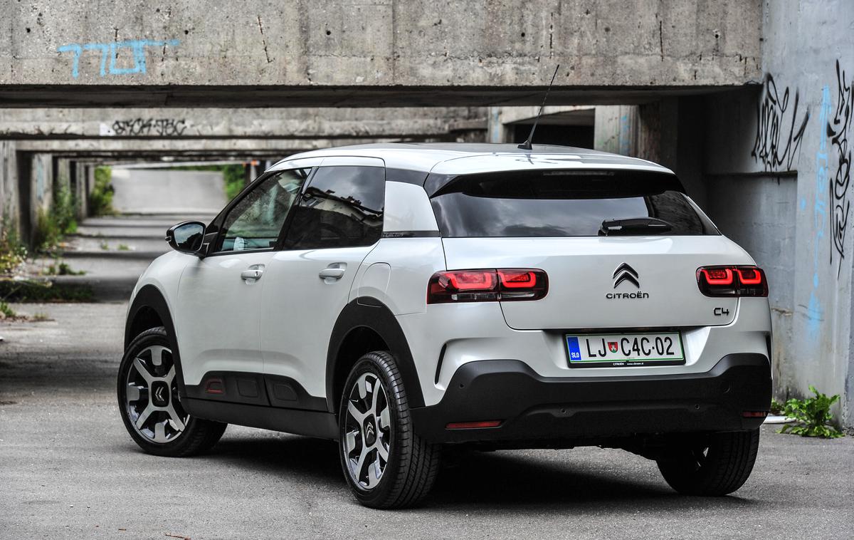 Citroen C4 Cactus | C4 cactus je bil sprva zasnovan celo kot majhen crossover, a so ga ob prenovi spremenili v klasično kombilimuzino. | Foto Gašper Pirman