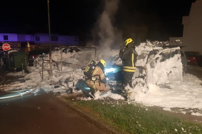 Požar avtomobili | Ponoči so gasilce obvestili o požaru. Skupaj z gasilsko-reševalnim centrom Ajdovščina so ga uspešno pogasili. | Foto PGD Ajdovščina