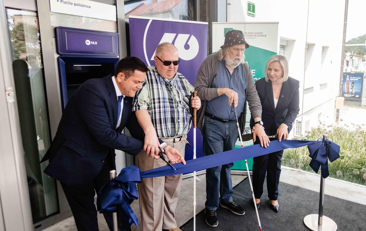 NLB bankomati za slepe in slabovidne | Na prilagojenem bankomatu lahko stranke za zdaj dvignejo le gotovino ali pridobijo informacije o stanju na računu. | Foto Iztok Lazar