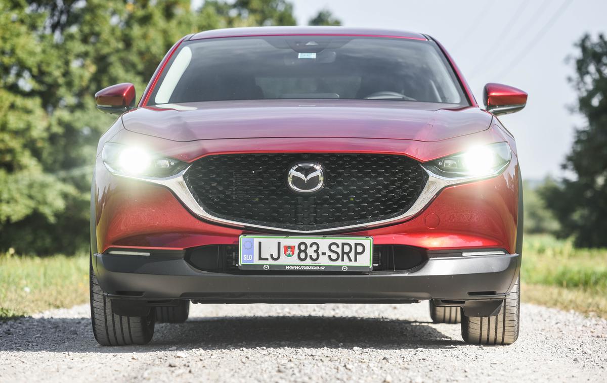 Mazda CX-30 | Mazdin CX-30 je eden lepše oblikovanih športnih terencev pri nas, večina pa se navduševala tudi nad posebno rdečo barvo soul crystal (730 evrov). | Foto Gašper Pirman