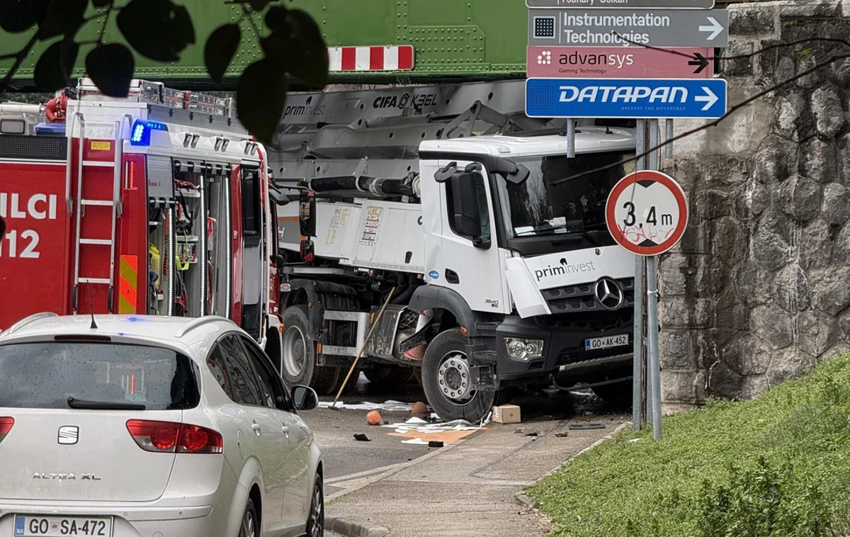 Tovornjak | Gre že za drugo podobno nesrečo pod železniškim mostom v Solkanu.  | Foto Reddit/r/Slovenia