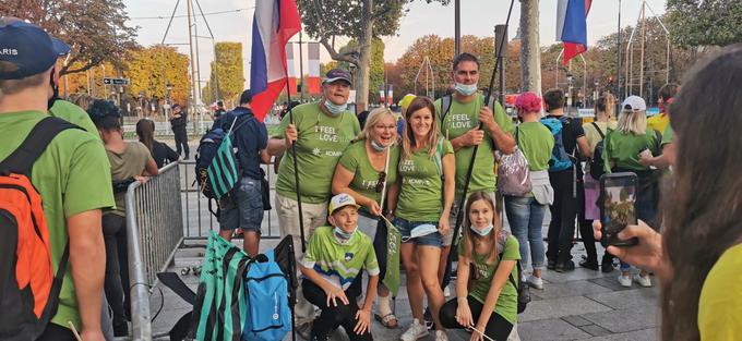 Slovenski navijači so šli pozdravit uspeh Pogačarja in Rogliča v Pariz, vendar so bili od odra za zmagovalce, ob katerem ni bilo nobenih privržencev kolesarstva, zaradi varnostnih predpisov oddaljeni debelih 500 metrov. | Foto: Damjan Medica