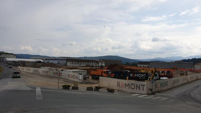 Pri gradnji se zaradi terena soočajo z manjšimi težavami, ki jih zaenkrat uspešno obvladujejo s pomočjo stroke, pojasnjuje Bevk. | Foto: Metka Prezelj