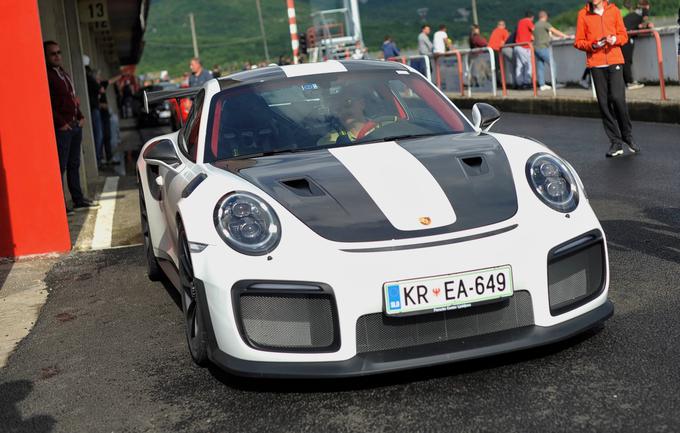 Eden najbolj vročih porschejev na slovenskih cestah je dobil tudi slovensko registrsko oznako. | Foto: Gregor Pavšič