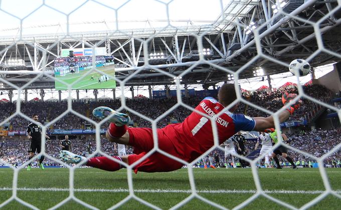 Trenutek, ko je Hannes Thor Halldorsson prebral namero kapetana Argentine in ubranil 11-metrovko. | Foto: Reuters