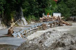 Plaz zaprl cesto Zagorje-Litija, v žalski občini plaz ogroža hišo