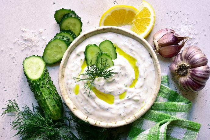 mlečne kumare, solata, tzatziki | Foto Shutterstock