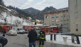 Nakupovalni centri imajo požarno zaščito, ki je za naše bolnišnice predraga #video