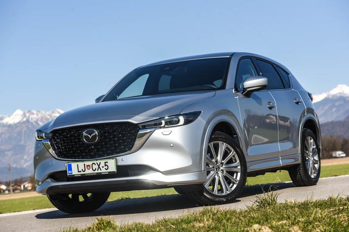 Mazda CX-5 | Mazdin CX-5 je kljub svoji starosti všečno oblikovan SUV, ki se stara zelo dobro in uspešno skriva svoja leta. | Foto Gašper Pirman