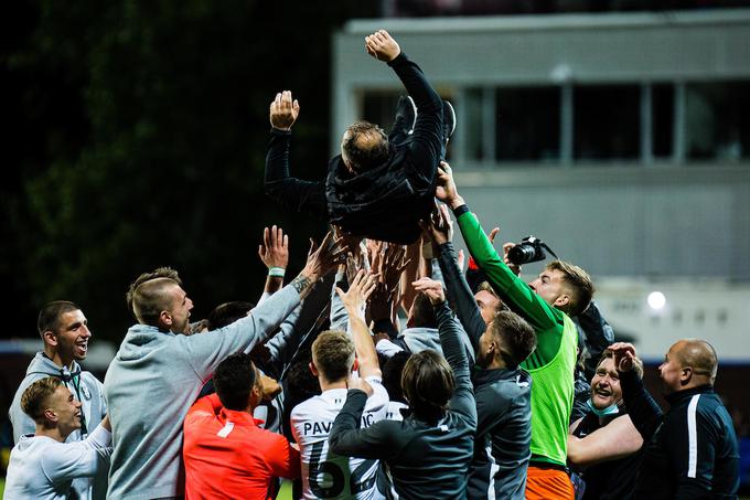 Trener Goran Stanković na rokah varovancev. | Foto: Grega Valančič/Sportida