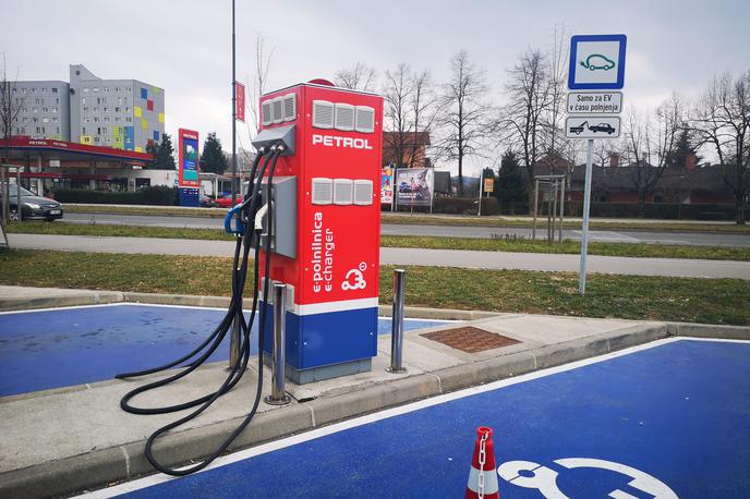 električna polnilnica | Čas polnjenja na Petrolovih polnilnicah ne bo več pomemben, obračun za uporabo bo odvisen od prenesenih kilovatnih ur električne energije. | Foto Gregor Pavšič