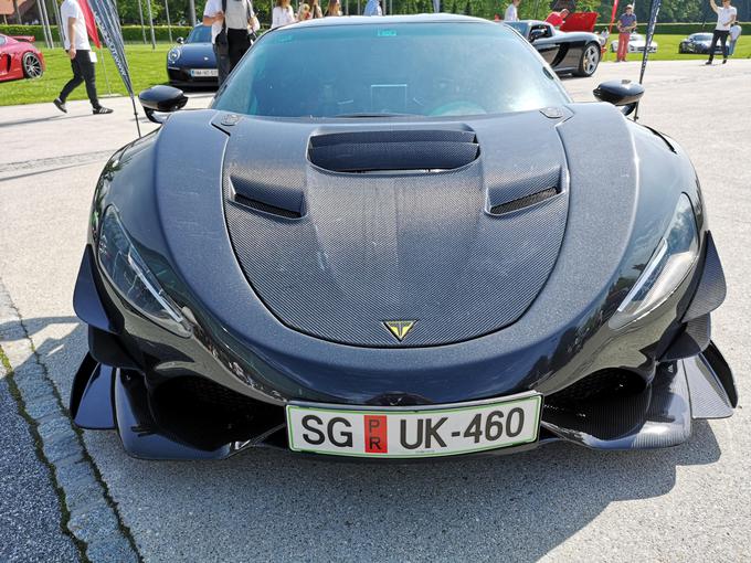 Tushek TS 900 apex se postavlja z zelo agresivnim videzom. Avtomobil je poln eksotičnih materialov, njihova obdelava pa je zelo zgledna.  | Foto: Gregor Pavšič