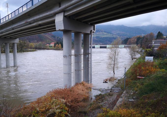 Narasla Drava v Dravogradu. | Foto: STA ,