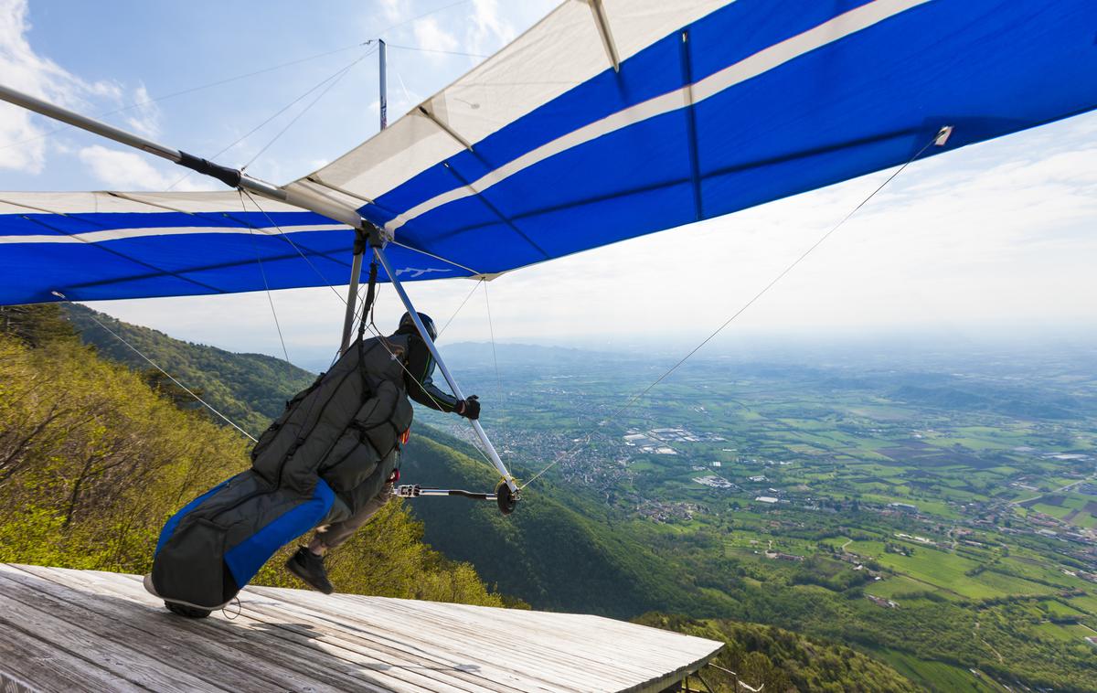 Jadralni zmaj. Jadralni padalec. | Pri vzletu z jadralnim zmajem se je včeraj popoldne huje poškodoval 47-letnik. | Foto Shutterstock