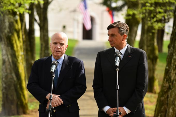 John McCain je aprila 2017 obiskal Slovenijo. Na fotografiji s predsednikom republike Borutom Pahorjem. | Foto: STA ,