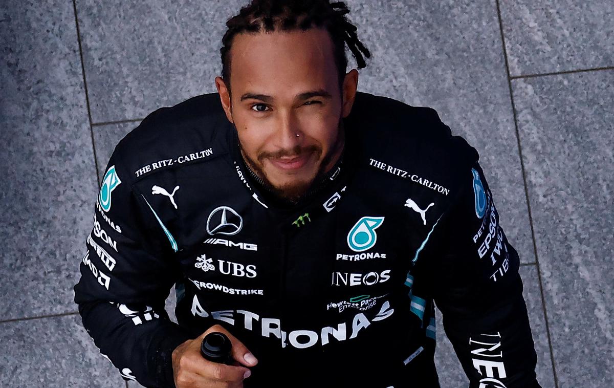 Lewis Hamilton Soči | Na posnetku je videti, da Hamilton skoke s padalom obvlada. | Foto Reuters